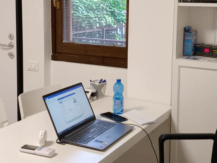 Lo studio di Gorgonzola della Dott.ssa Laura Roca: scrivania bianca con computer portatile